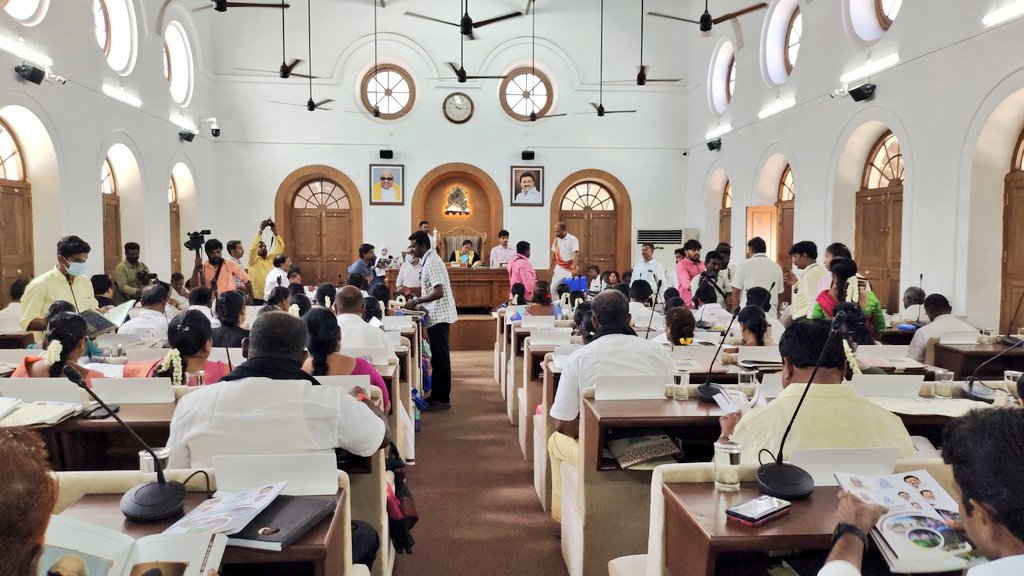 கோவை மாநகராட்சி கூட்ட அரங்கில் பட்ஜெட், பற்றாகுறை பட்ஜெட்டாக தாக்கல் செய்யப்பட்டது!