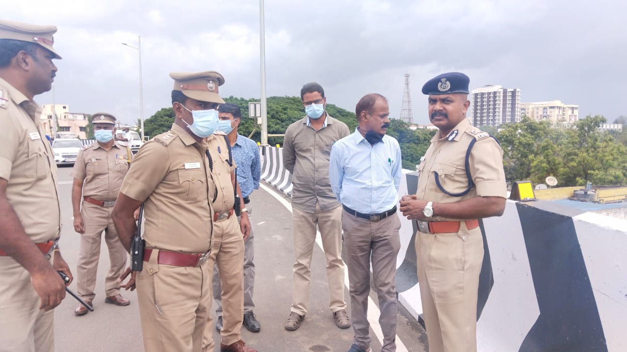 விபத்து நடந்த இடத்தில் கோவை மாநகர காவல் ஆணையர் பாலகிருஷ்ணன் ஆய்வு