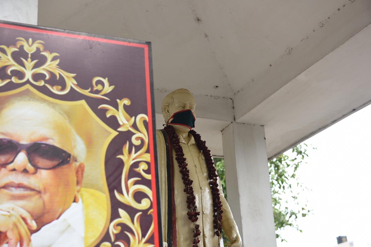 Unidentified persons wears masks to statues of TN Ex-CM Anna and MGR