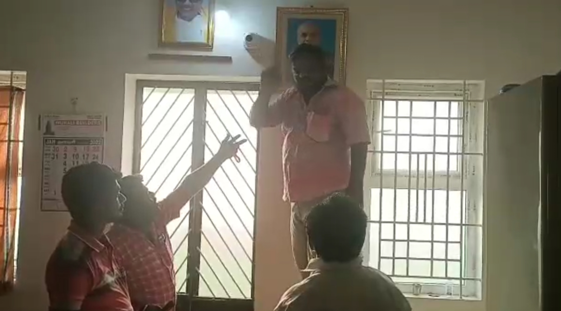 dispute over modi photo in tamil nadu