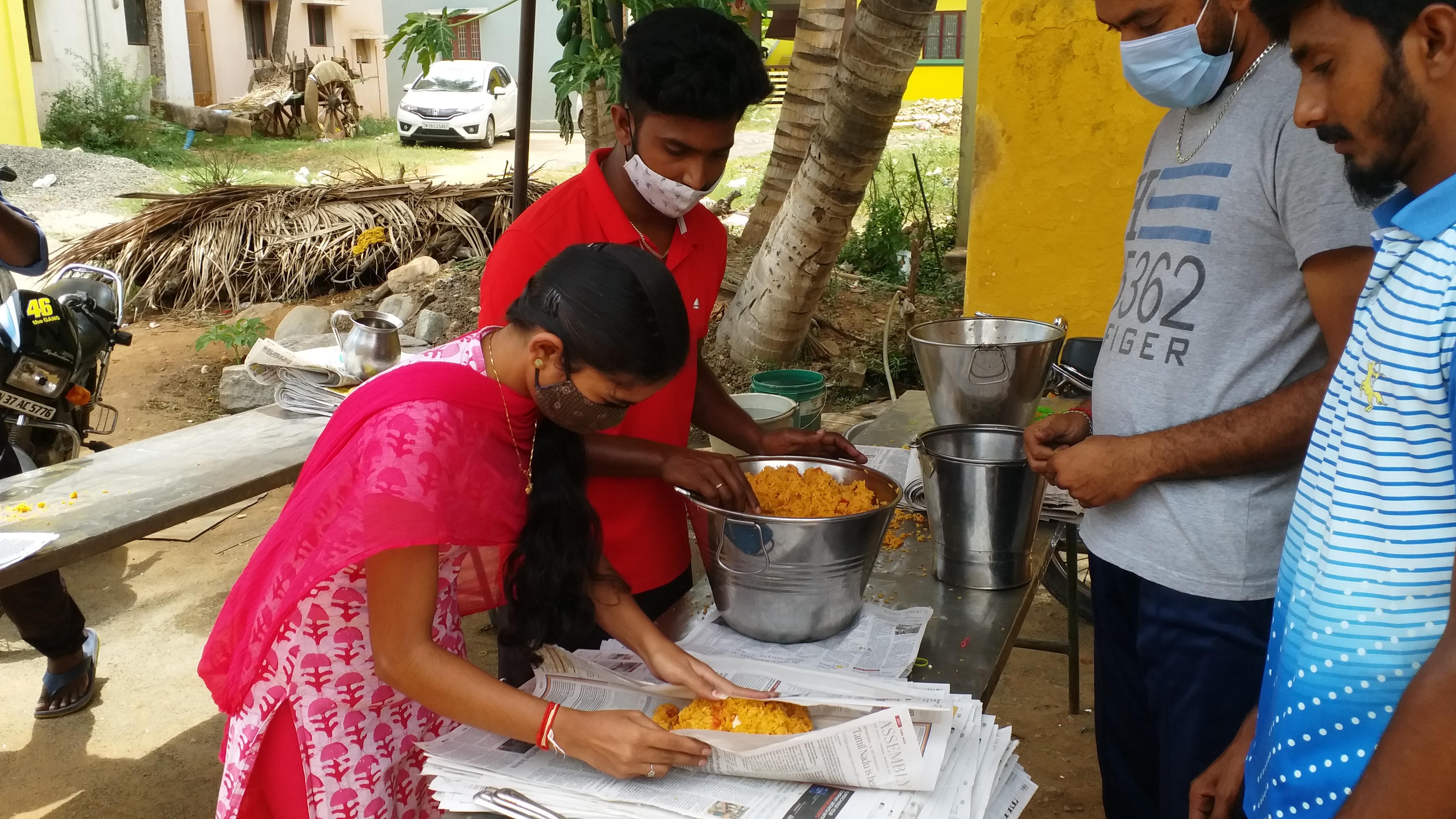 உணவளிக்கும் இளைஞர்கள்