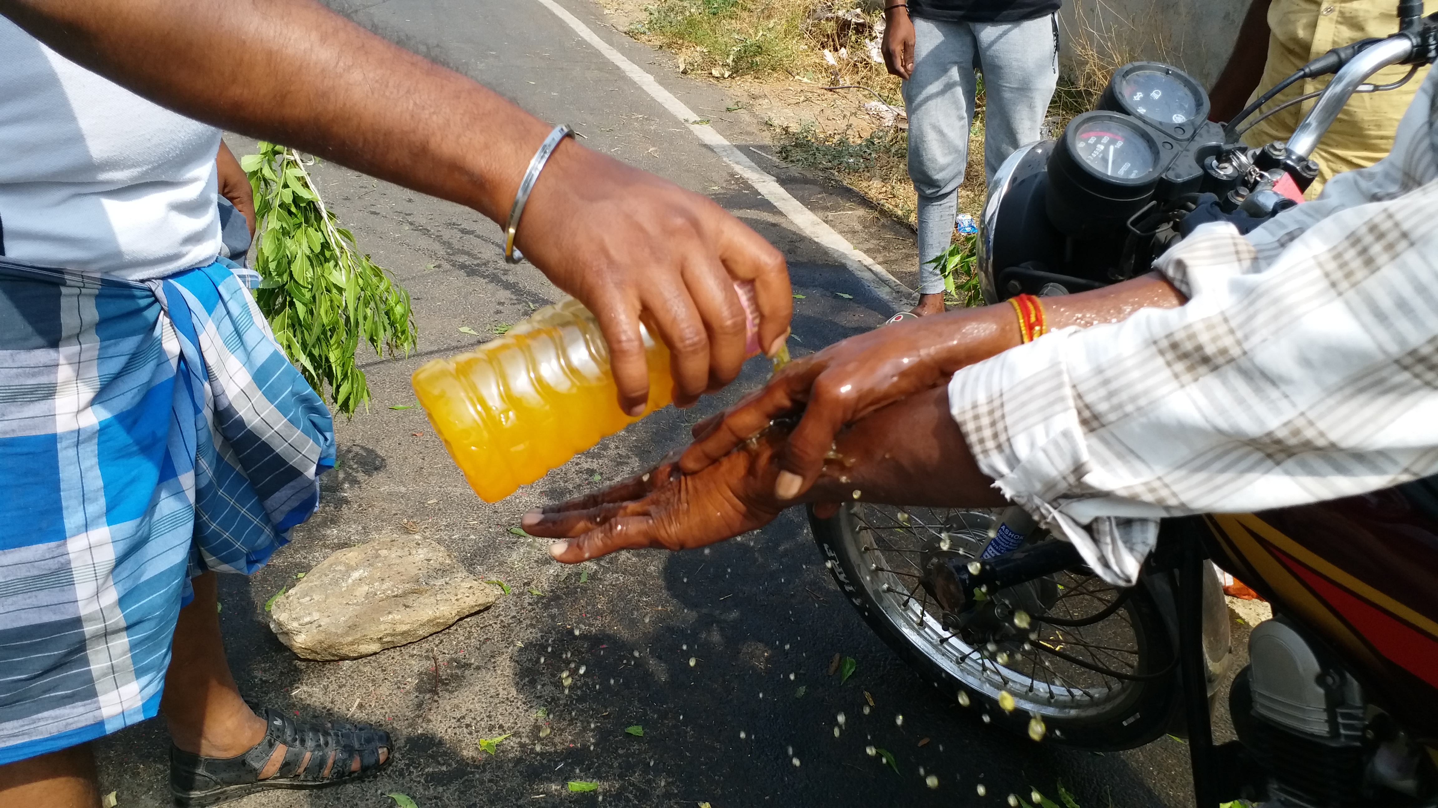 வெளியாட்களை கிராமத்துக்குள் அனுமதிக்காத இளைஞர்கள்