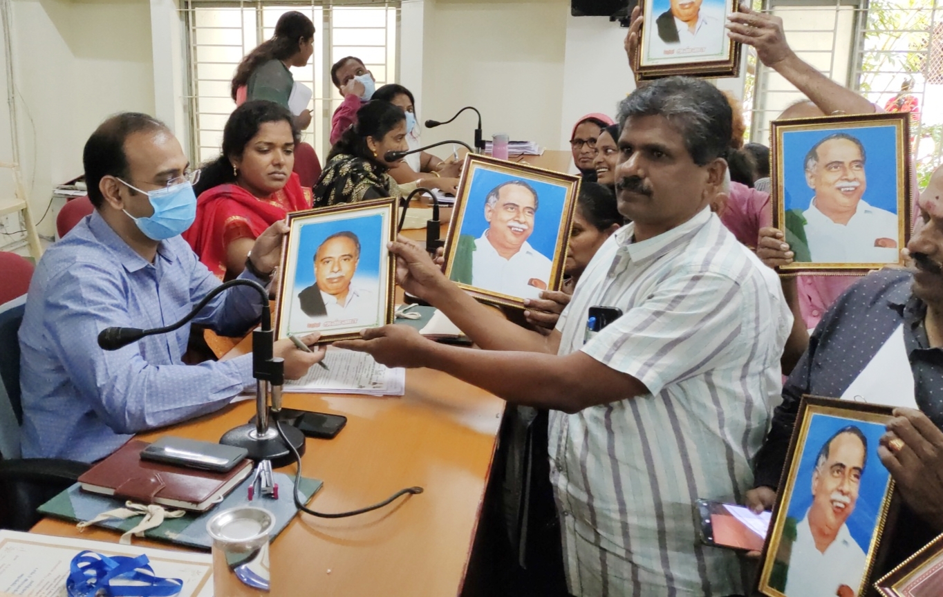 கோவை மாவட்ட ஆட்சியரிடம் அண்ணா புகைப்படம் வைக்கக் கோரிக்கை