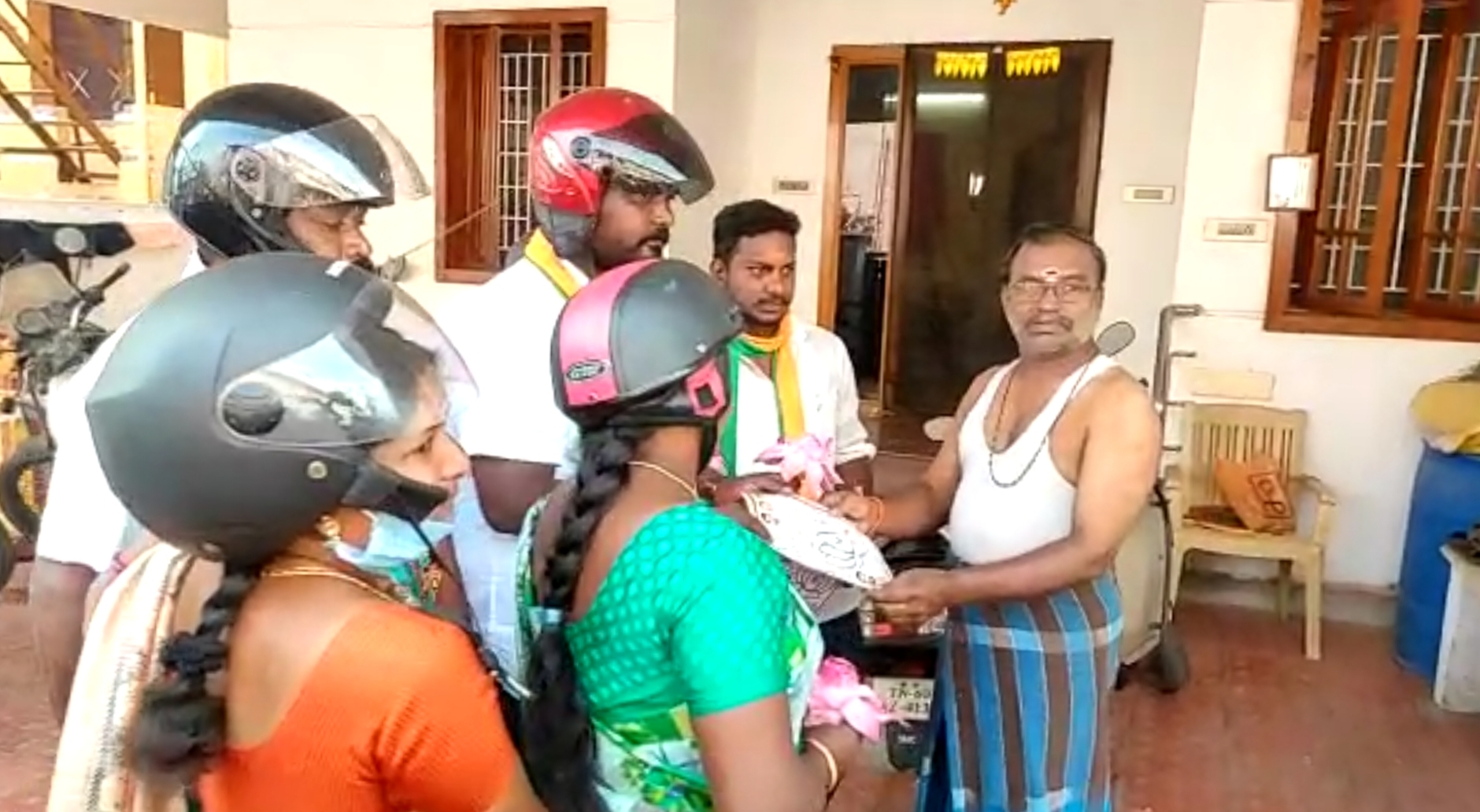 bjp candidate campaign  local body election  local body election campaign  election campaign  bgp candidate campaign in coimbatore  coimbatore bjp candidate campaign with helmet  candidate campaign with helmet  ஹெல்மெட்டுடன் வாக்கு சேகரித்த பாஜக வேட்பாளர்  கோயம்புத்தூரில் ஹெல்மெட்டுடன் வாக்கு சேகரித்த பாஜக வேட்பாளர்  நகர்புற உள்ளாட்சி தேர்தல்  தேர்தல் பரப்புரை  பாஜக தேர்தல் பரப்புரை