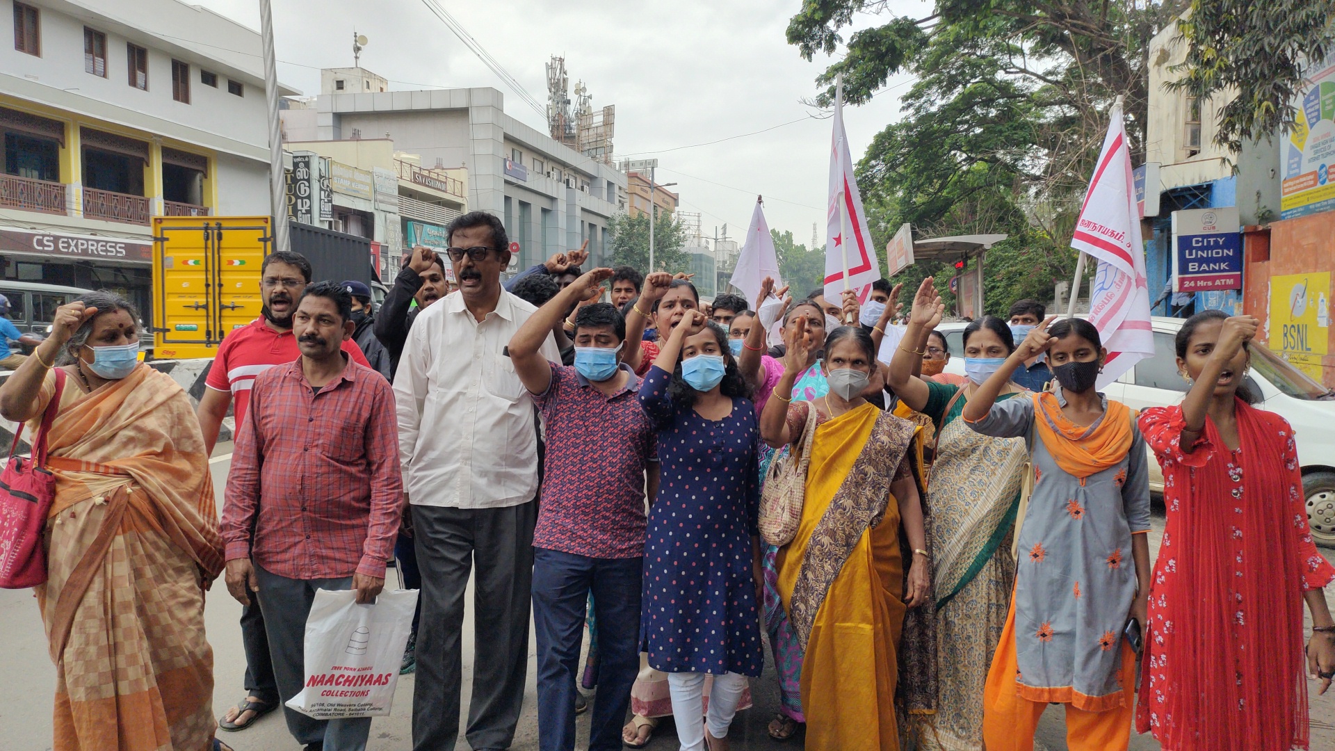 கோயம்புத்தூர் மாவட்டத்தில் தனியார் பள்ளியில் பயின்று வந்த மாணவி ஆசிரியரின் தொடர் பாலியல் தொல்லையால் தூக்கிட்டு தற்கொலை செய்துள்ளார்