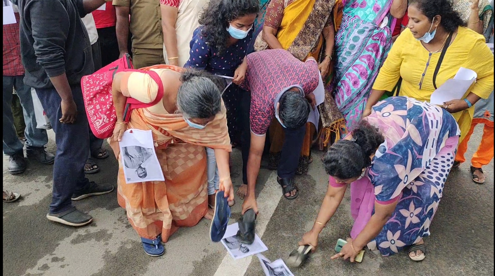 கோயம்புத்தூர் மாவட்டத்தில் தனியார் பள்ளியில் பயின்று வந்த மாணவி ஆசிரியரின் தொடர் பாலியல் தொல்லையால் தூக்கிட்டு தற்கொலை செய்துள்ளார்