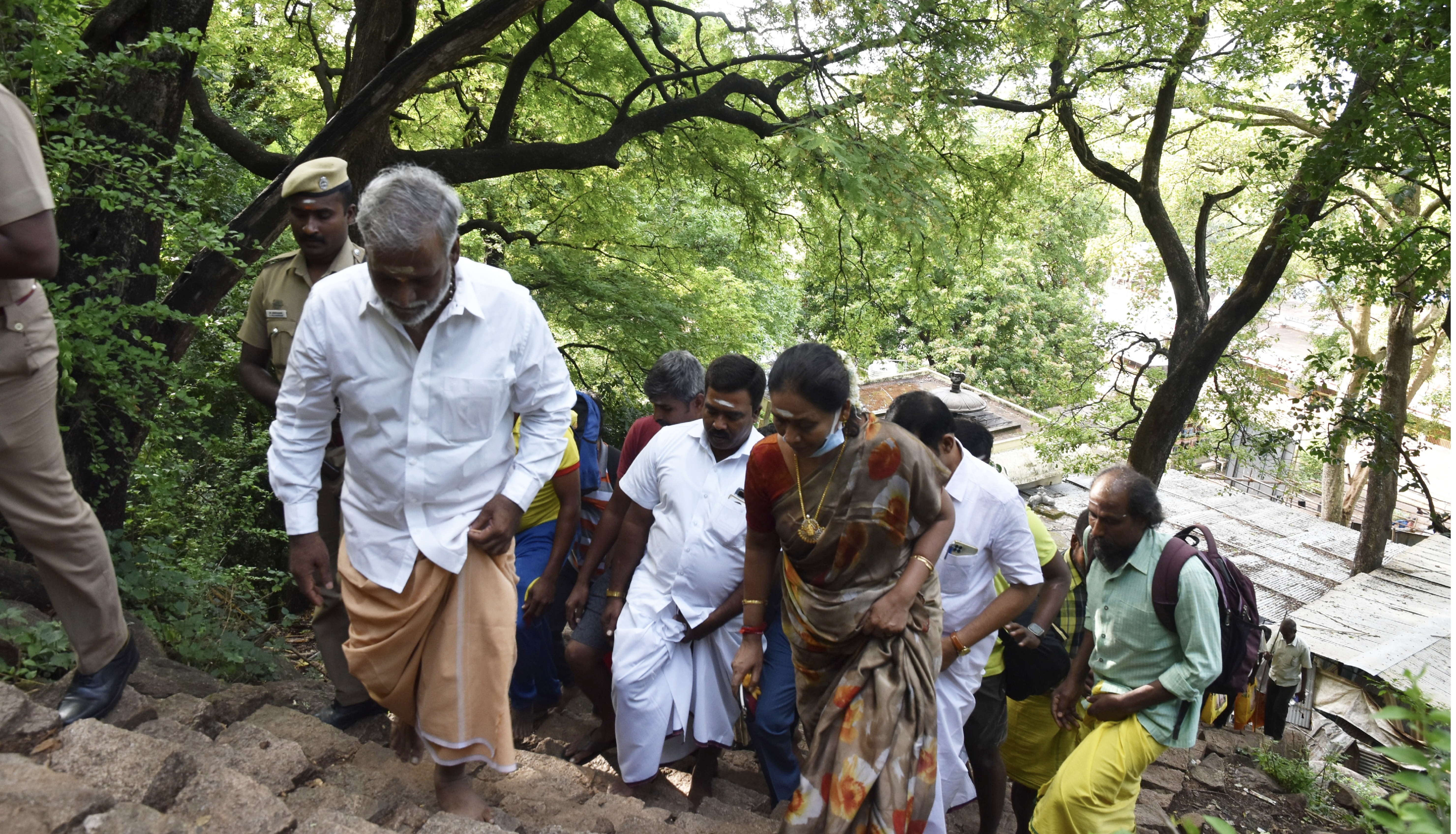 வெள்ளியங்கிரி மலையில் அமைச்சர் சேகர்பாபு