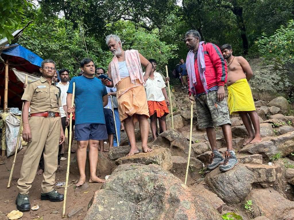 வெள்ளியங்கிரி மலையில் அமைச்சர் சேகர்பாபு