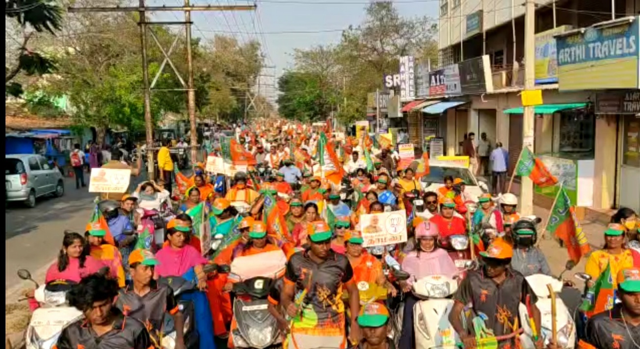 இரு சக்கர வாகனப் பேரணி நடத்திய பாஜகவினர்