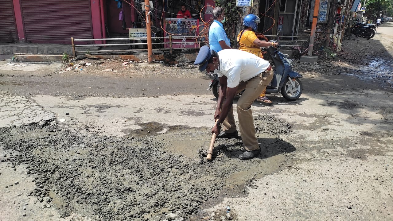 சாலையை சீரமைத்த போக்குவரத்து காவலர்கள், traffic police repaired the damage road in coimbatore, coimbatore