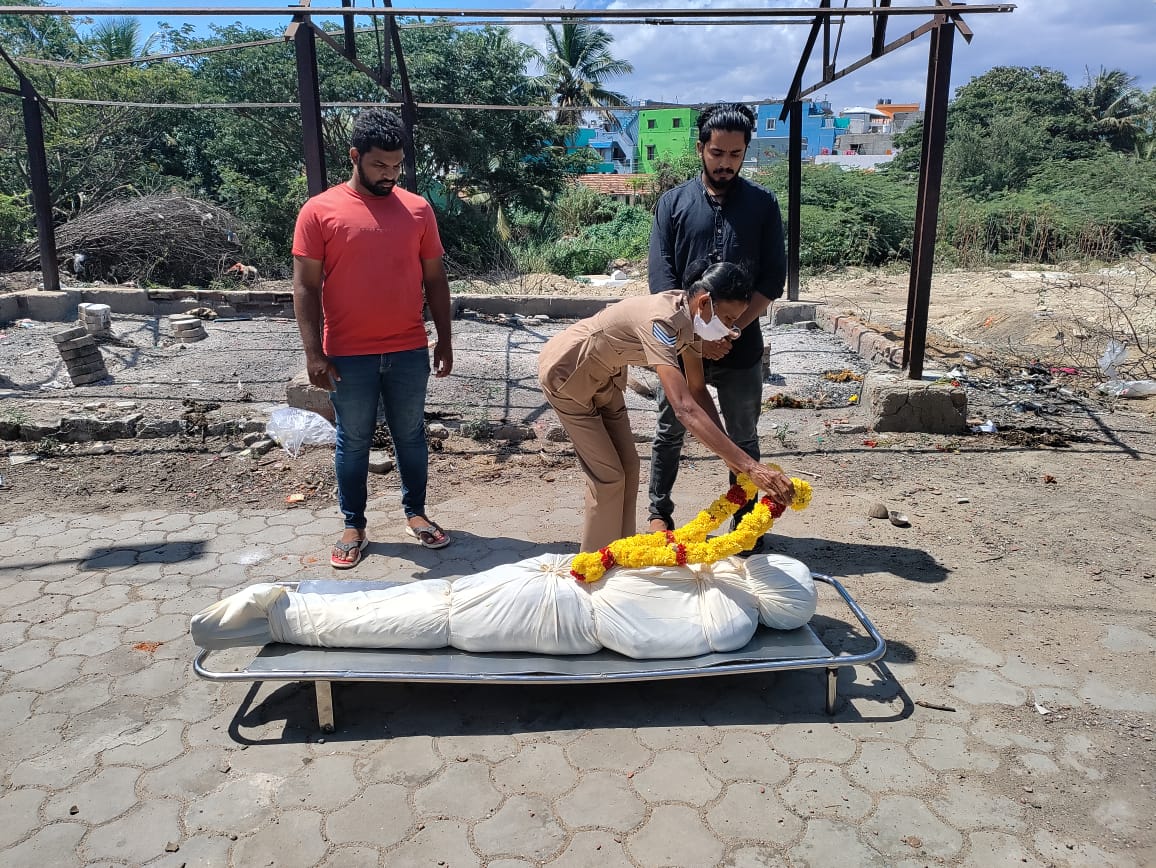 முதியவரின் உடலை அடக்கம் செய்த பெண் காவலர்