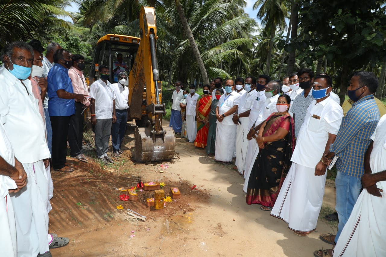 பொள்ளாச்சியில் தார்சாலை அமைக்க பூமிபூஜை