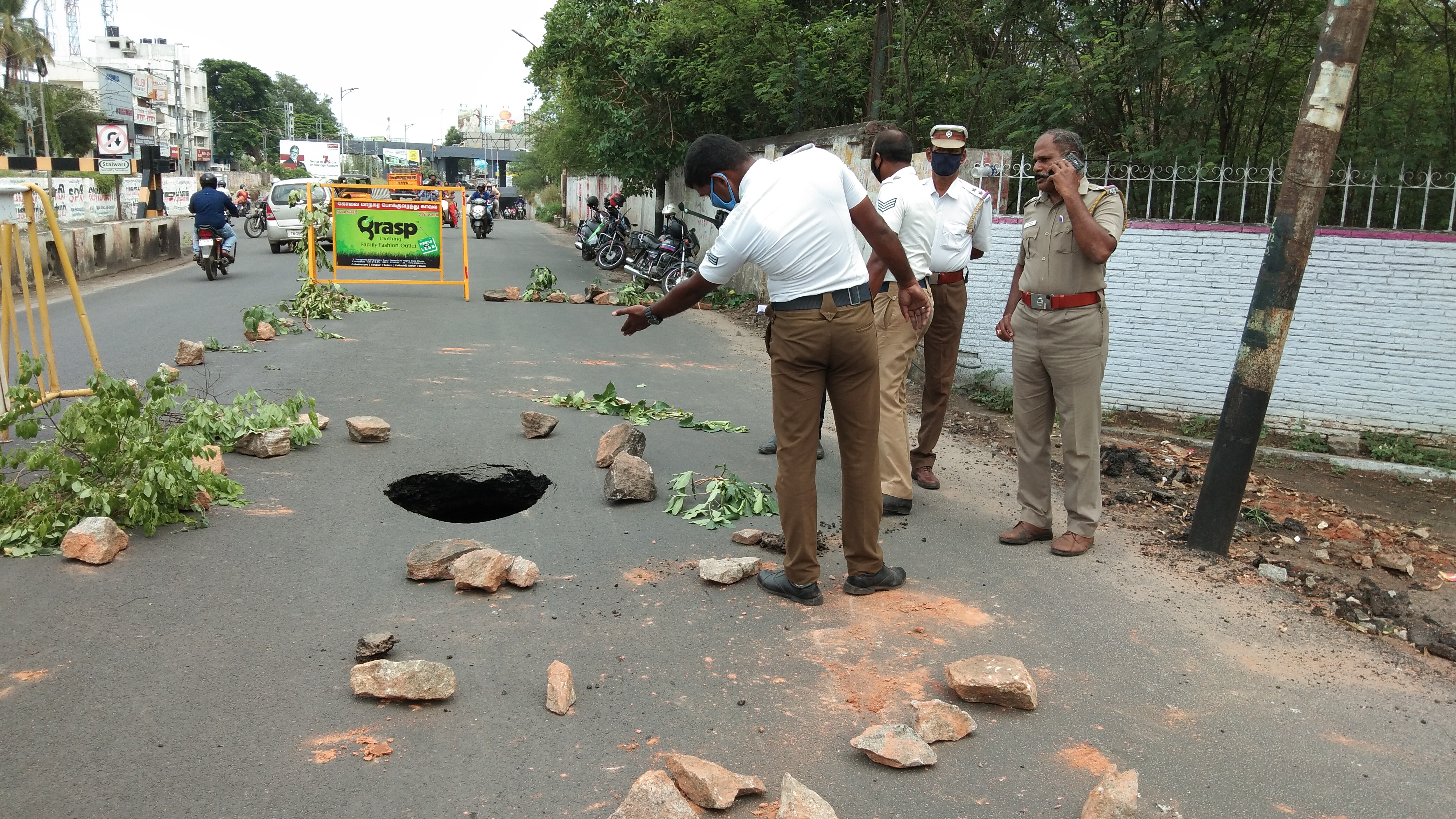 சாலையில் ஏற்பட்ட தீடிர் பள்ளம்