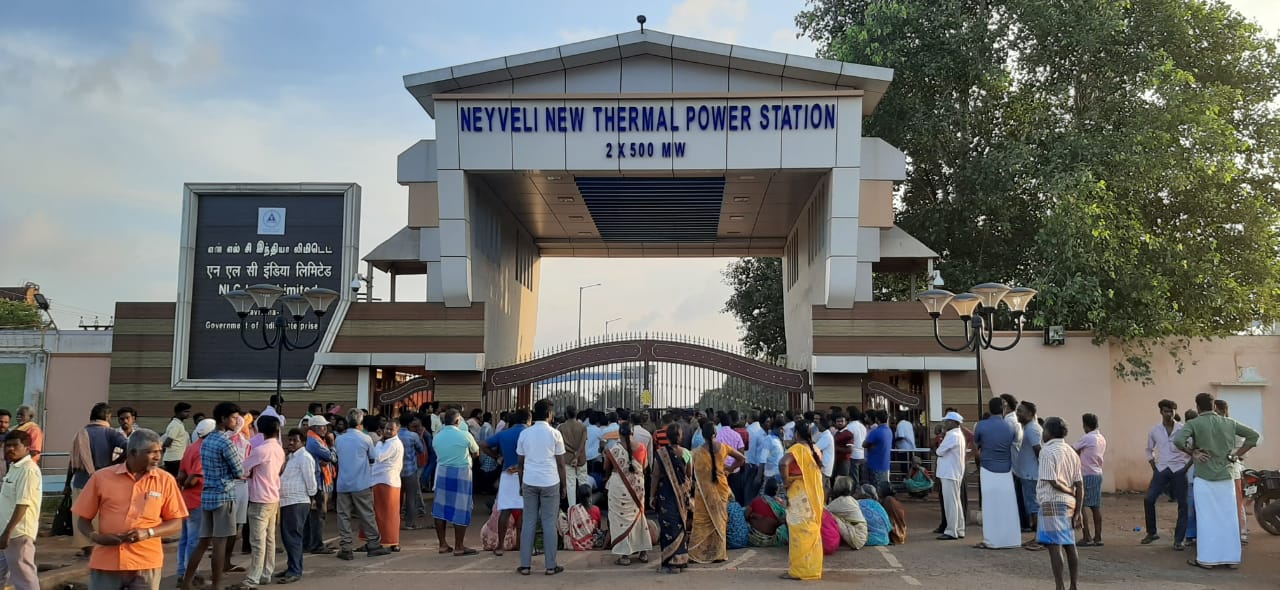 The public in front of the hospital