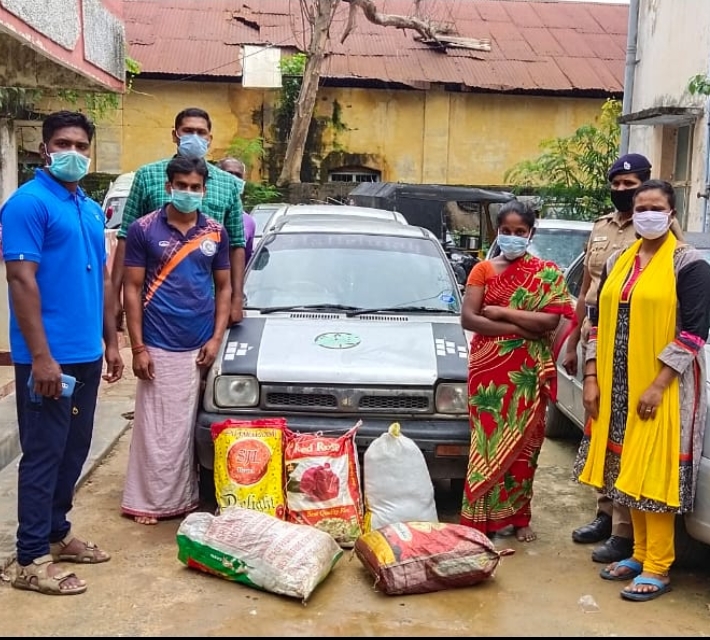 சாக்கு மூட்டையில் சாராயம் கடத்திய இருவர் கைது