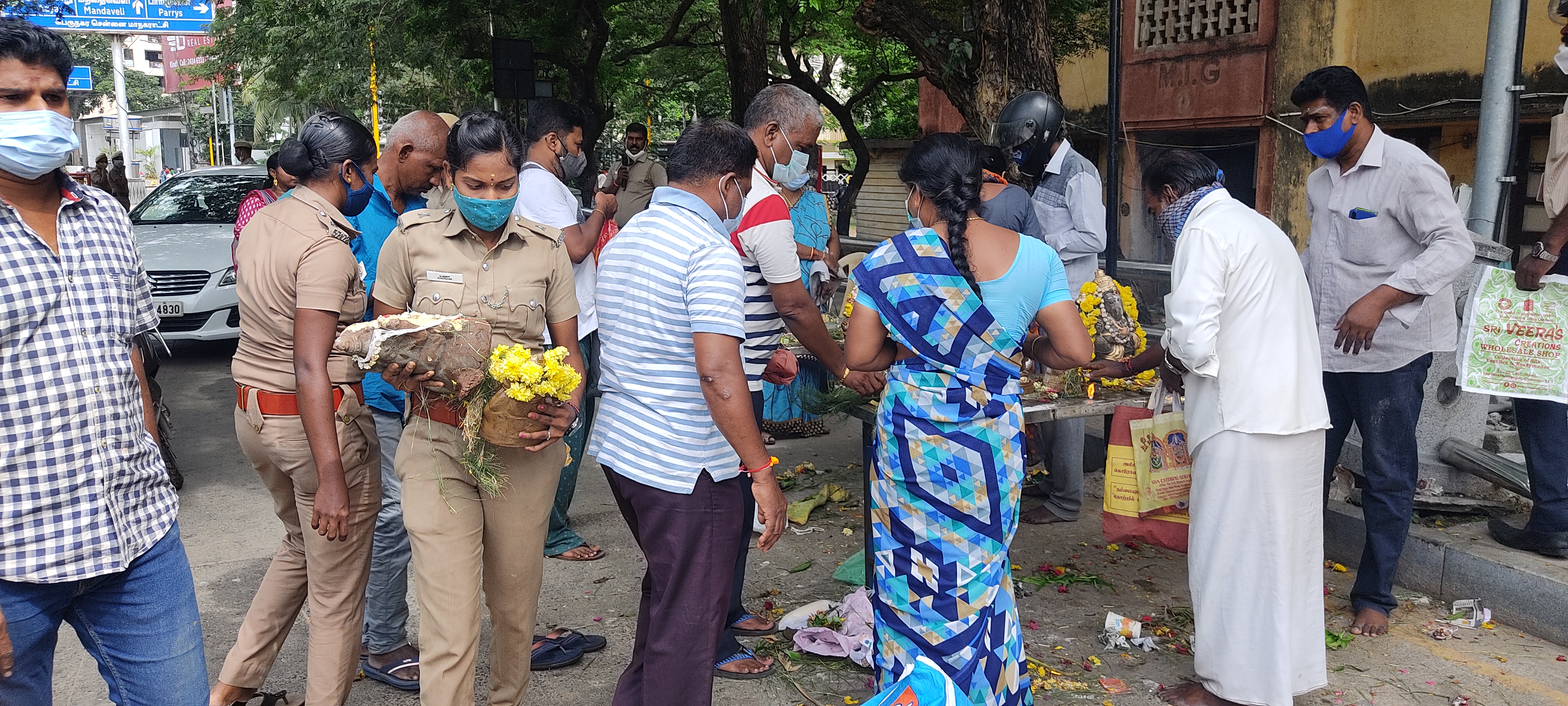 மக்களிடம் விநாயகர் சிலைகளை சேகரித்த போலீசார்