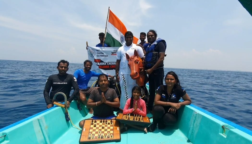 under water chess competition conducted in chennai as the part of Chess Olympiad  Chess Olympiad  കടലിനടിയില്‍ ചെസ്‌ മത്സരം  ചെസ് ഒളിമ്പ്യാഡ്  chennai news