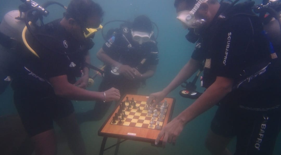 under water chess competition conducted in chennai as the part of Chess Olympiad  Chess Olympiad  കടലിനടിയില്‍ ചെസ്‌ മത്സരം  ചെസ് ഒളിമ്പ്യാഡ്  chennai news