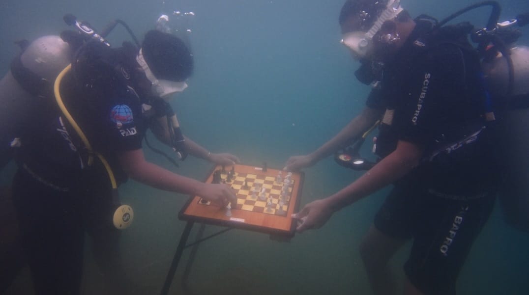 under water chess competition conducted in chennai as the part of Chess Olympiad  Chess Olympiad  കടലിനടിയില്‍ ചെസ്‌ മത്സരം  ചെസ് ഒളിമ്പ്യാഡ്  chennai news