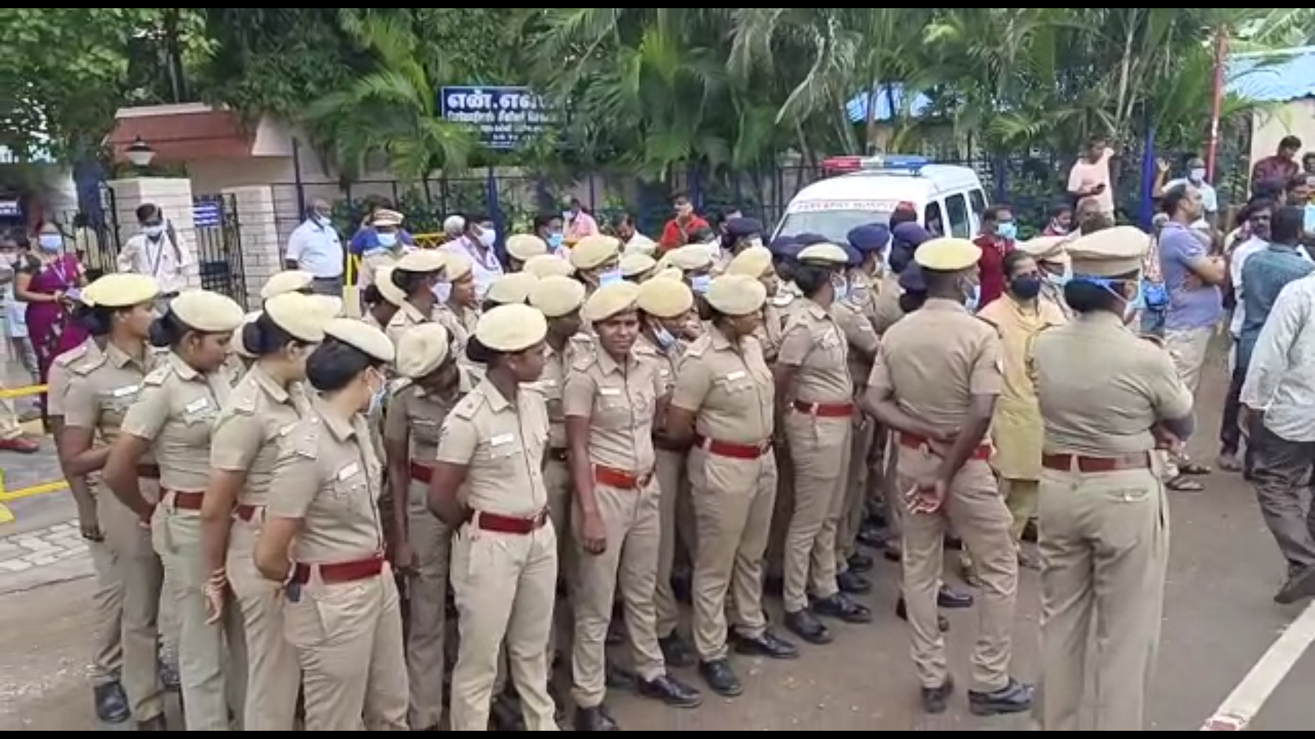 அப்பகுதியில் ஏராளமான காவல்துறையினர் குவிக்கப்பட்டுள்ளனர்