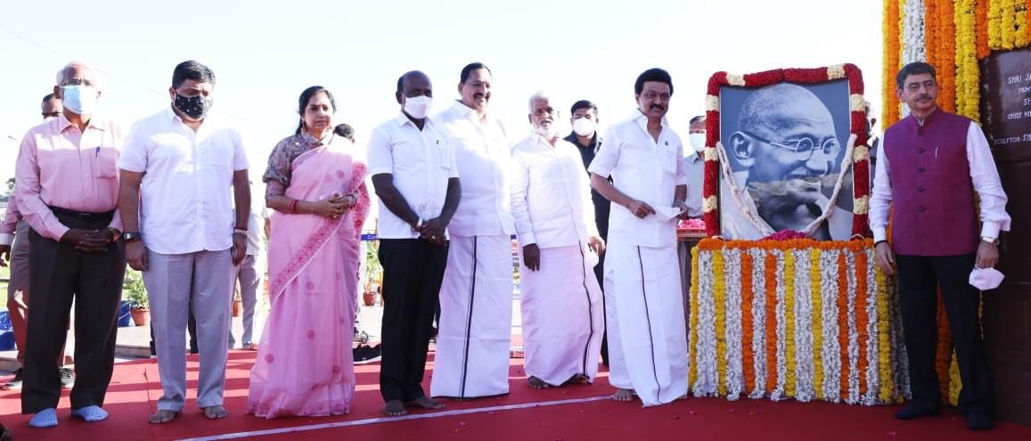 மகாத்மா காந்தி சிலை, ஆளுநர் ஆர் என் ரவி, mahatma gandhi, CM MK Stalin pays floral tribute, முதலமைச்சர் மலர்தூவி மரியாதை