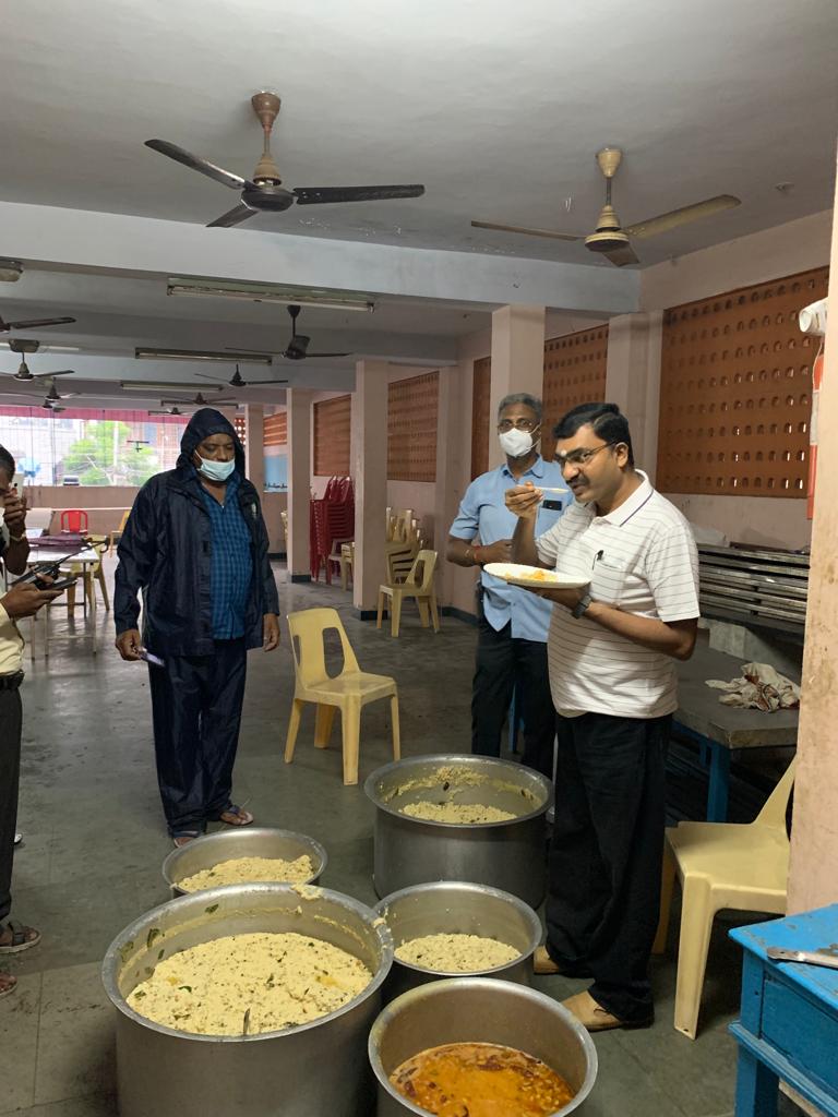 flood  chennai flood  chennai rain  chennai news  chennai latest news  chennai corporation  chennai corporation provide food to flood victims  சென்னை செய்திகள்  வெள்ளத்தில் பாதிக்கப்பட்டவர்களுக்கு உணவு  சென்னை வெள்ளம்  சென்னை மழை  மாநகராட்சி  சென்னை மாநகராட்சி  வெள்ளத்தில் பாதிக்கப்பட்டவர்களுக்கு உணவு வழங்கும் மாநகராட்சி