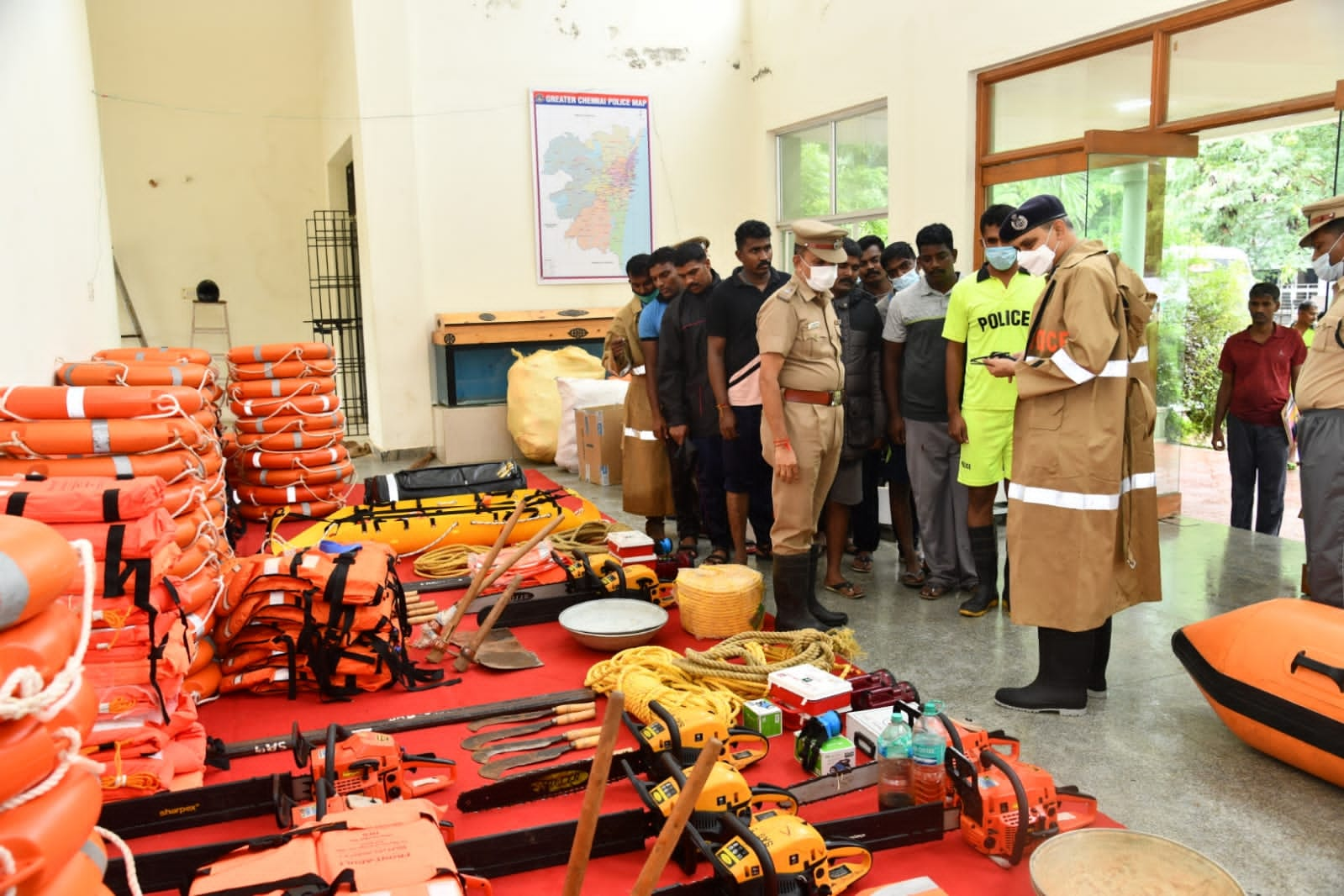 disaster rescue team  flood  chennai rain  chenai flood  chennai heavy rain  rain  heavy rain  chennai news  மீட்பு பணி  சென்னை செய்திகள்  சென்னையில் மீட்பு பணி  மீட்பு குழு  பேரிடர் மீட்பு குழு  சென்னையில் கனமழை  மழை  கனமழை  சென்னையில் மழை  வெள்ளம்  சென்னையில் வெள்ளம்