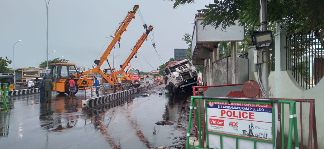 லாரி கவிழ்ந்து விபத்து