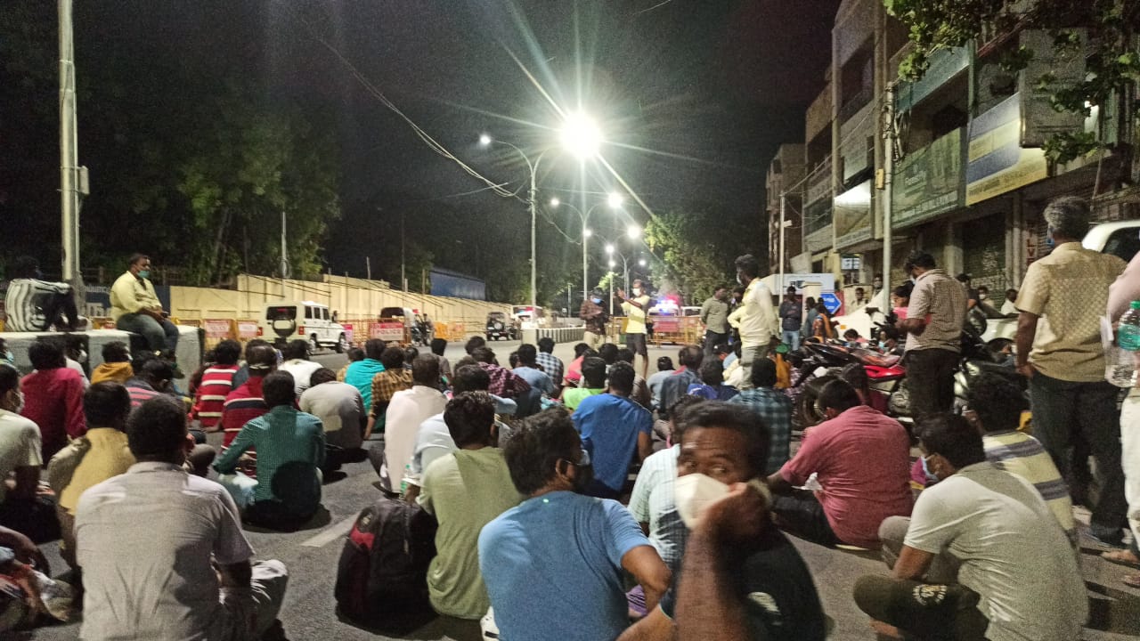 remdesivir seekers protest infront of chennai nehru stadium, நேரு ஸ்டேடியம் முன்பாக மக்கள் தர்ணா போராட்டம், ரெம்டெசிவிர் மருந்து கேட்டு போராட்டத்தில் ஈடுபட்ட மக்கள்