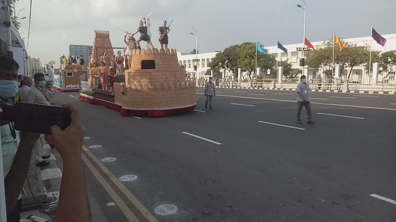 அனுமதி மறுக்கப்பட்ட அலங்கார ஊர்திகள் அணிவகுத்து