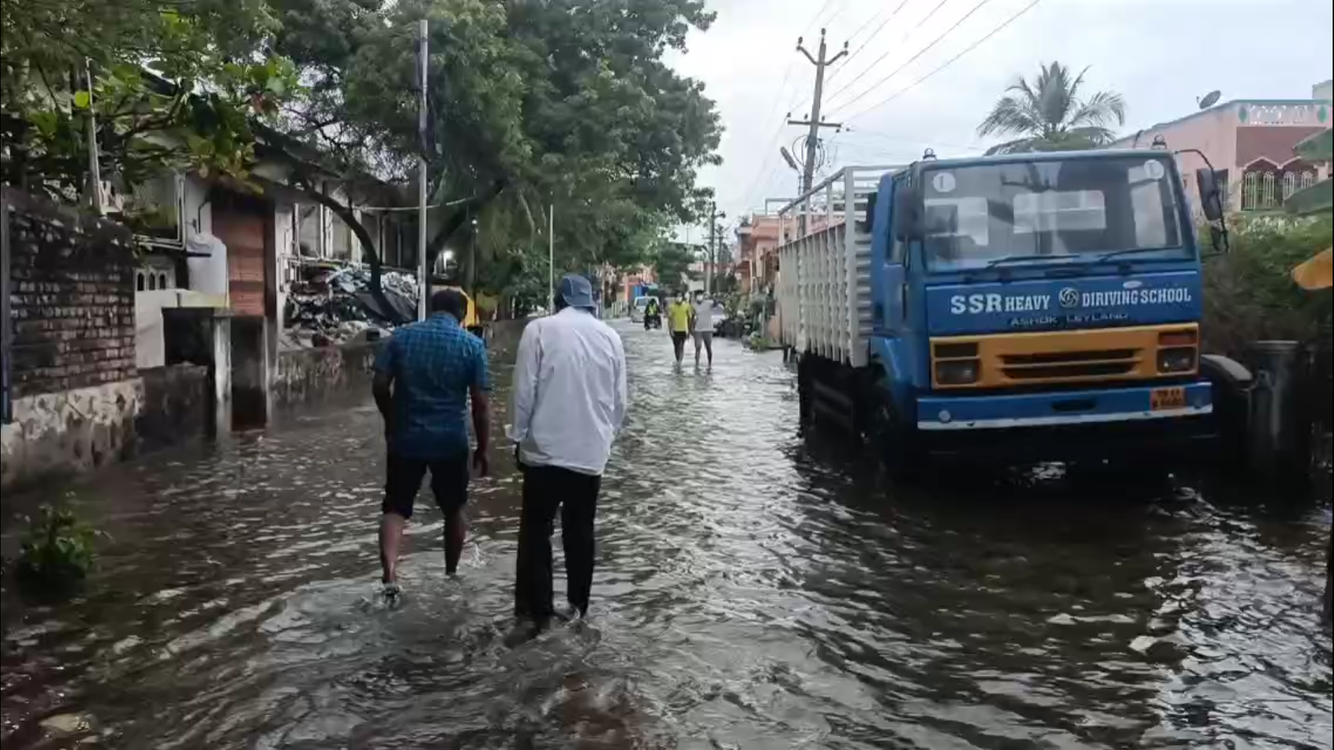 west tambaram floods, chennai floods, chennai rains, rain relief, flood relief, சென்னை வெள்ளம், மேற்கு தாம்பரம், மேற்கு தாம்பரம் நிலவரம், சென்னை மழை, பொதுமக்கள் கோரிக்கை, வெள்ள நிவாரணம்