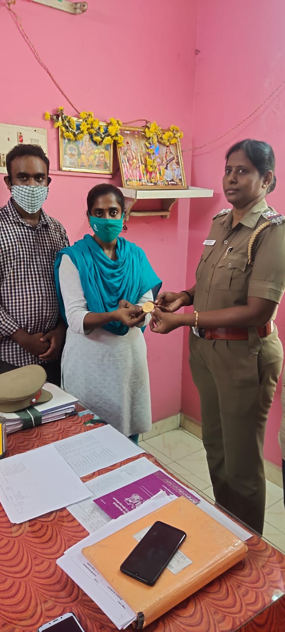 cleaners and the supervisor in handing over the gold coin in police station