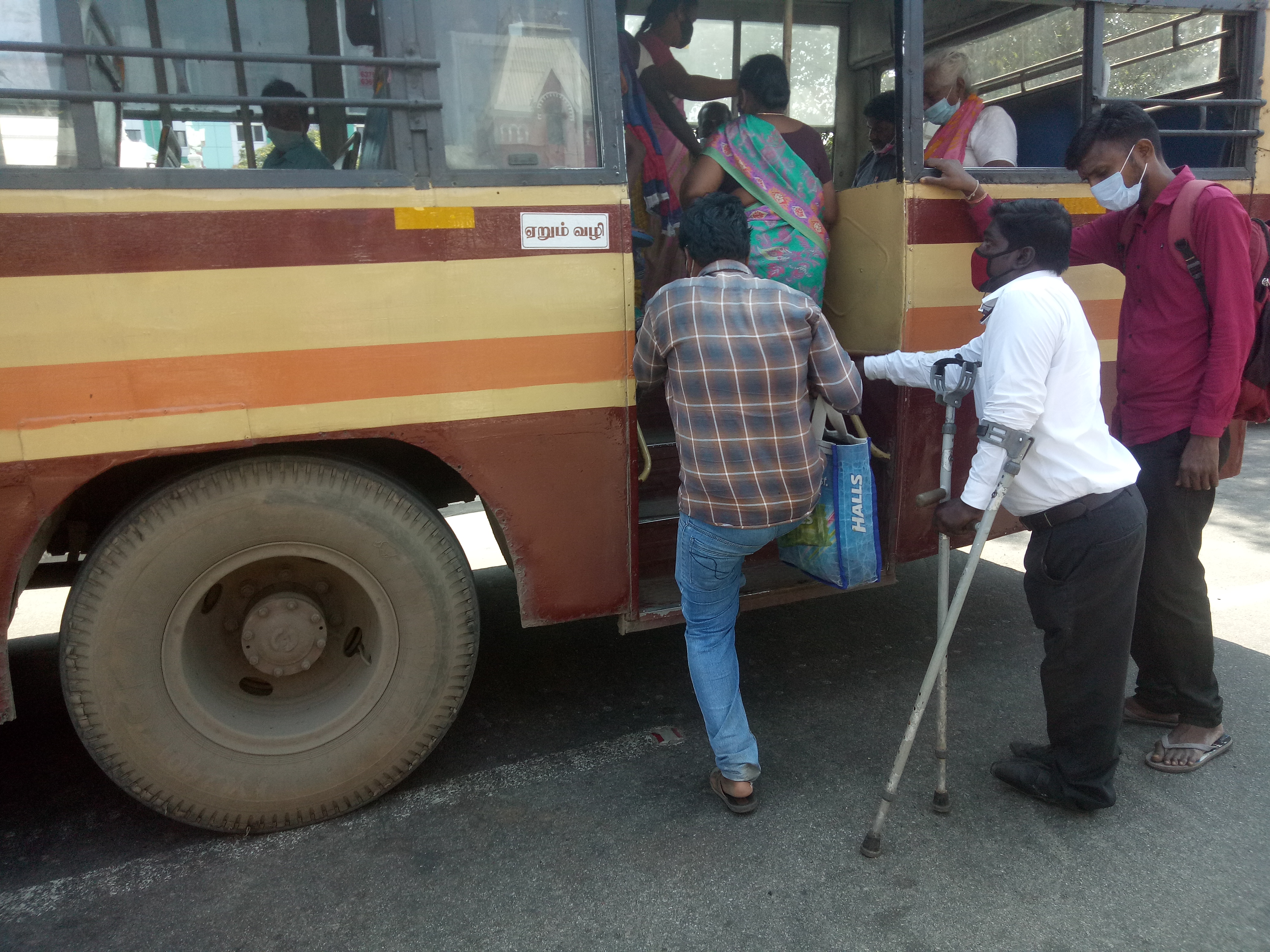 மாற்றுத்திறனாளிகள் பேருந்துகளில் பயணம் செய்யும் போது