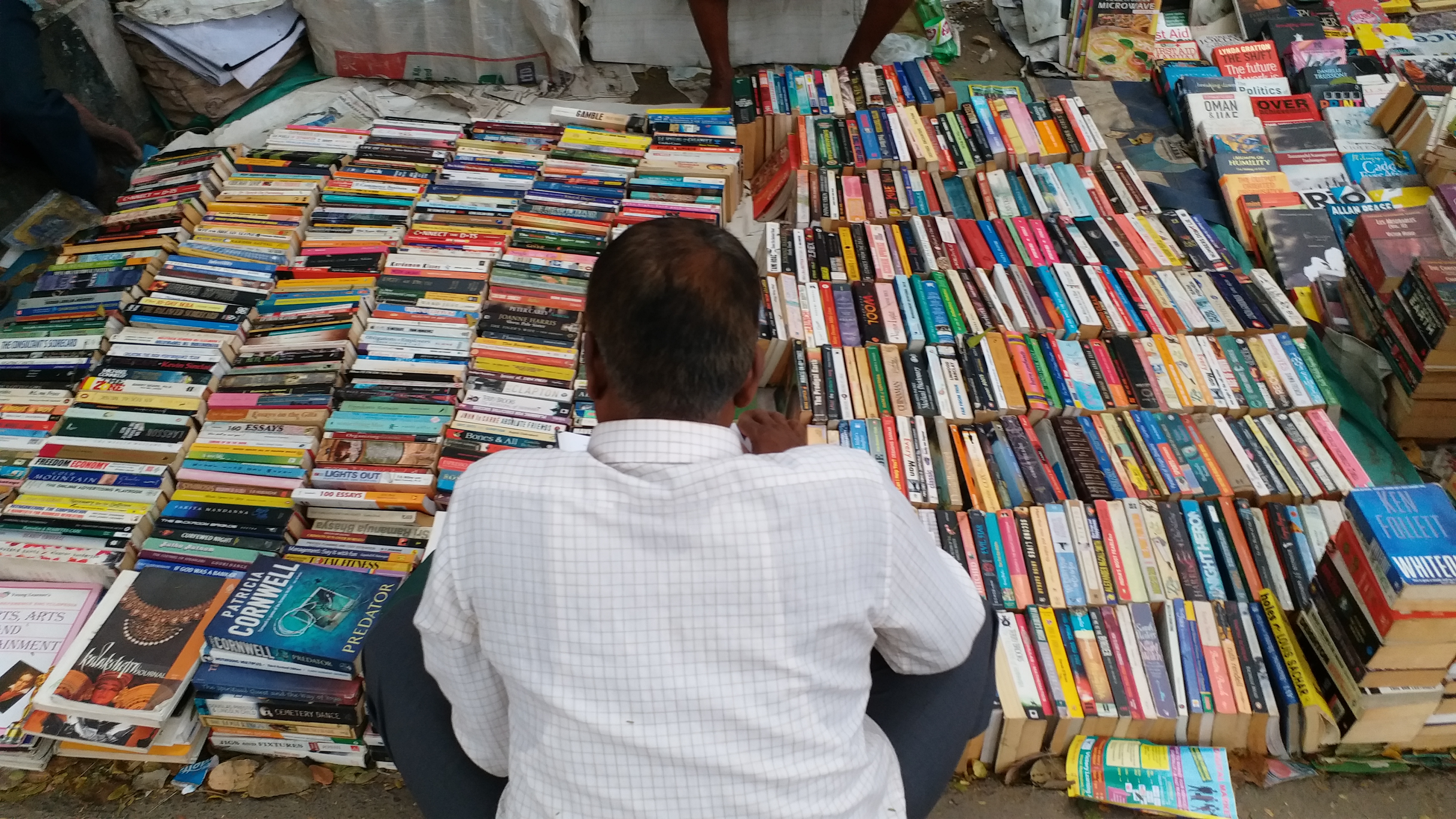 நடைபாதை புத்தகங்கள், street book shops, chennai book fair, சென்னைப் புத்தகக் கண்காட்சி, platform book shop story in chennai special report, special report on platform book shops