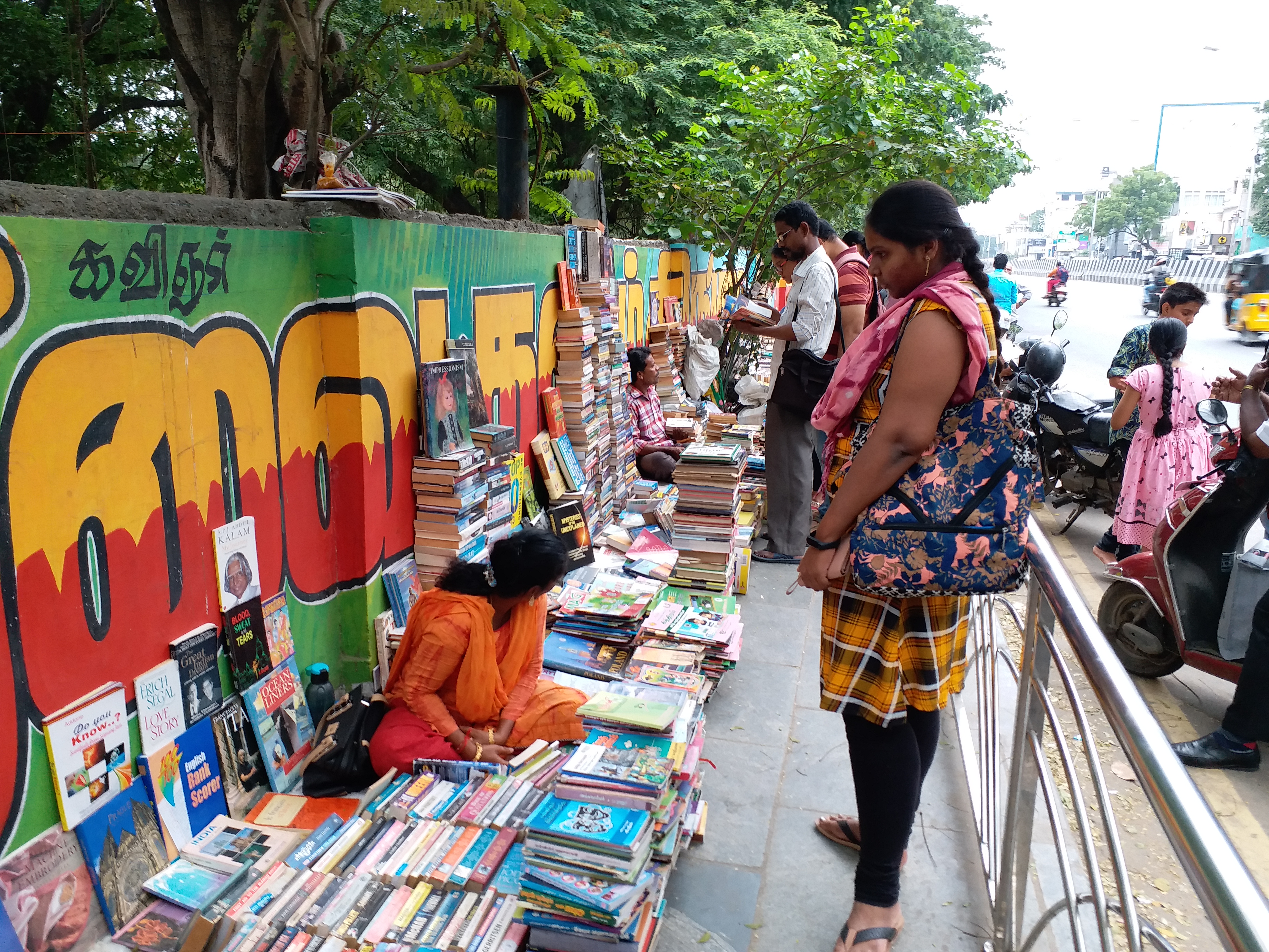 நடைபாதை புத்தகங்கள், street book shops, chennai book fair, சென்னைப் புத்தகக் கண்காட்சி, platform book shop story in chennai special report, special report on platform book shops