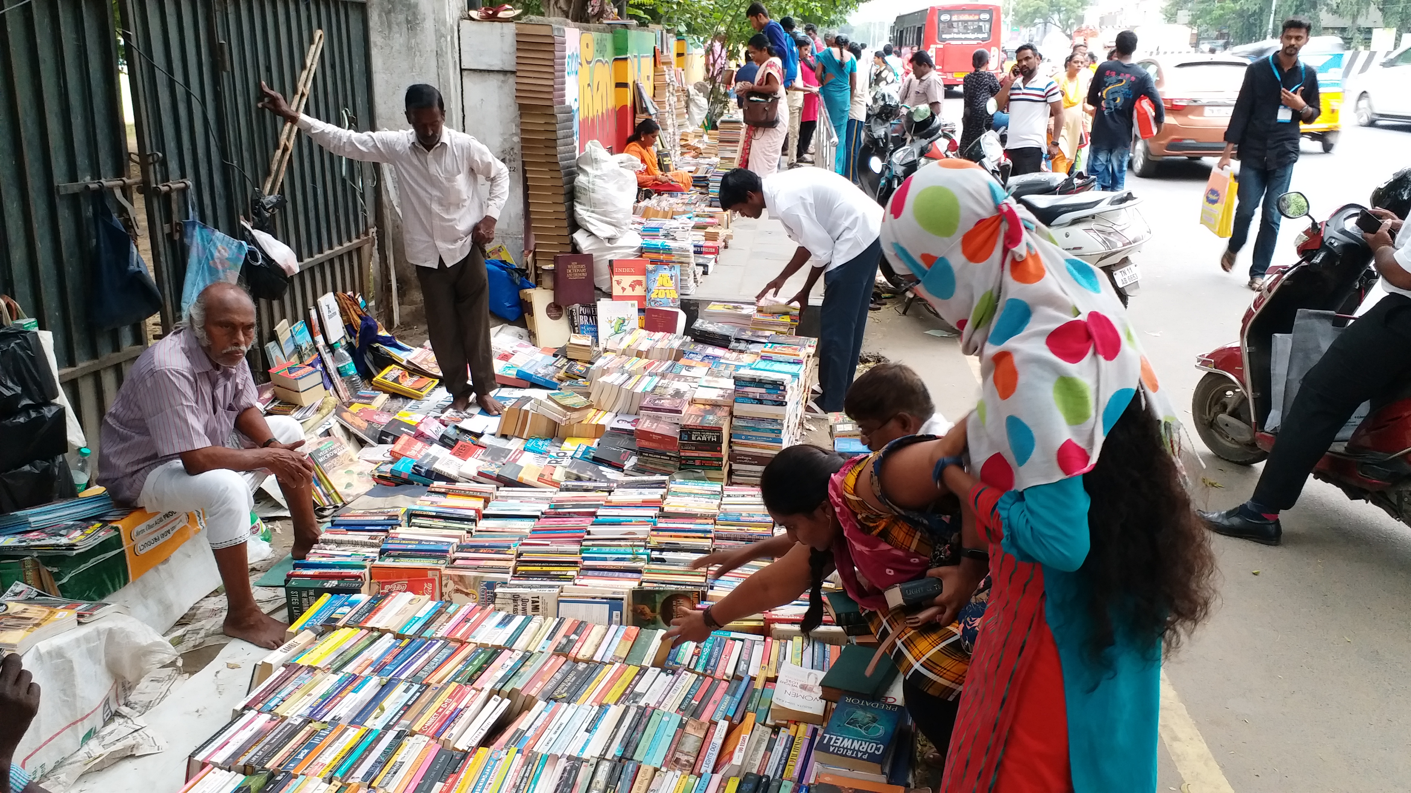 நடைபாதை புத்தகங்கள், street book shops, chennai book fair, சென்னைப் புத்தகக் கண்காட்சி, platform book shop story in chennai special report, special report on platform book shops