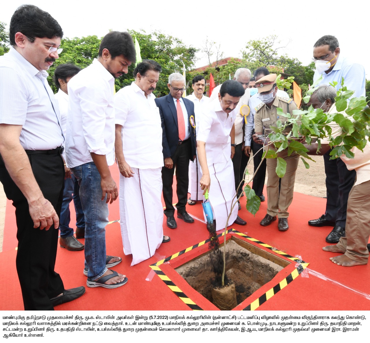 சென்னை மாநிலக் கல்லூரியில் இன்று நடந்த பட்டமளிப்பு விழாவில் பங்கேற்ற முதலமைச்சர் மு.க.ஸ்டாலின்