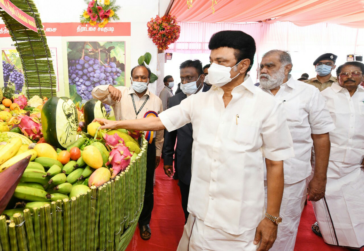 ஊஞ்சாம்பட்டி கிராமத்தில் நடைபெற்ற அரசு விழாவில் பல்வேறு துறைகளின் சார்பில் அமைக்கப்பட்டுள்ள கண்காட்சியினை முதலமைச்சர் பார்வையிட்டார்