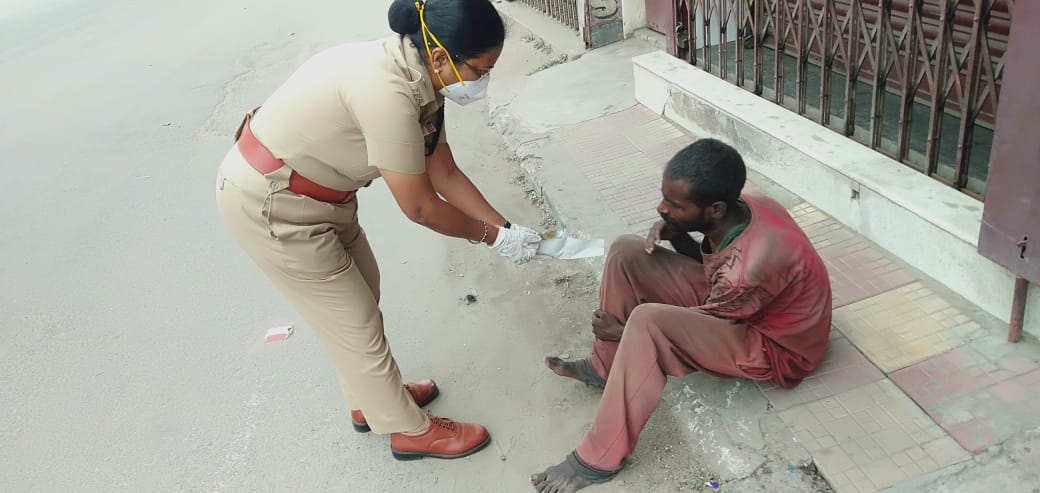 ஆதரவற்றோருக்கு உணவு வழங்கும் துணை ஆணையர்