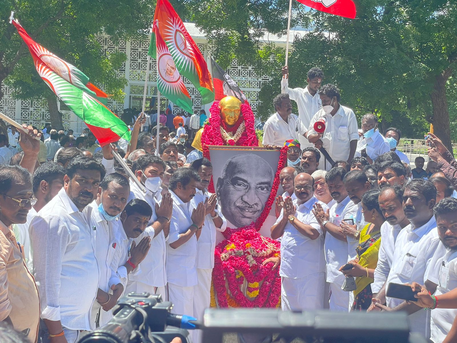 காமராஜரின் திருவுருவப் படத்திற்கு முன்னாள் அமைச்சர் ஜெயக்குமார் மரியாதை