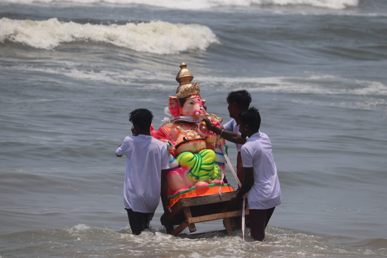 கடற்கரையில் கரைக்கப்படும் விநாயகர் சிலைகள்