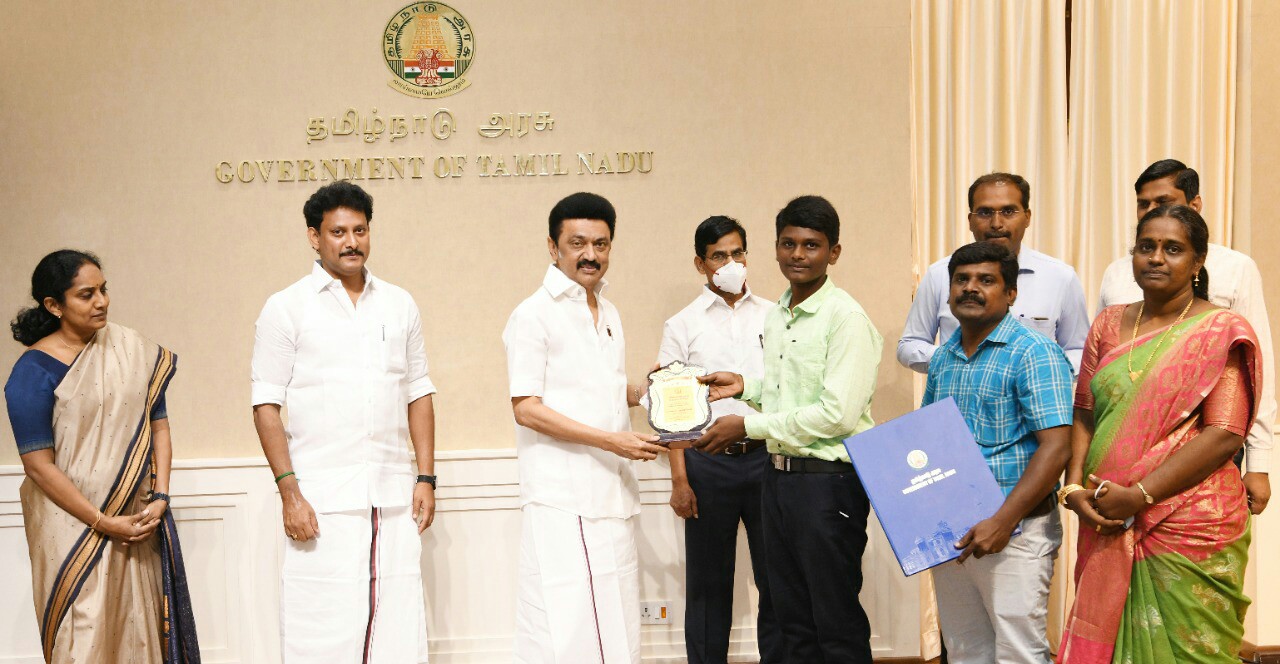 சிறந்த இளம் எழுத்தாளர்களுக்கு கவிமணி விருது வழங்கி சிறப்பித்தார்