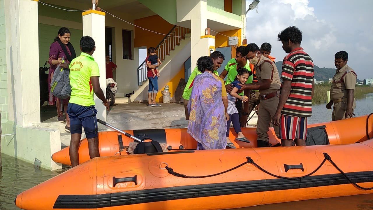 flood affected place  chennai floods  heavy rain in chennai  flood affected area in chennai  rescue team rescued family from flood affected place  வெள்ளத்தில் சிக்கியவர்களை மீட்ட தீயணைப்புத் துறையினர்  சென்னை வெள்ளம்  சென்னை வெள்ள பாதிப்புகள்  மழை வெள்ளத்தால் பாதிக்கப்பட்டவர்கள் மீட்பு முகாம்