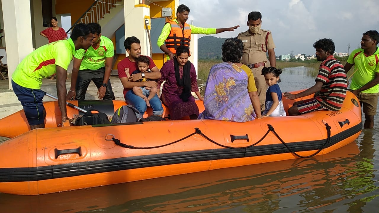 flood affected place  chennai floods  heavy rain in chennai  flood affected area in chennai  rescue team rescued family from flood affected place  வெள்ளத்தில் சிக்கியவர்களை மீட்ட தீயணைப்புத் துறையினர்  சென்னை வெள்ளம்  சென்னை வெள்ள பாதிப்புகள்  மழை வெள்ளத்தால் பாதிக்கப்பட்டவர்கள் மீட்பு முகாம்