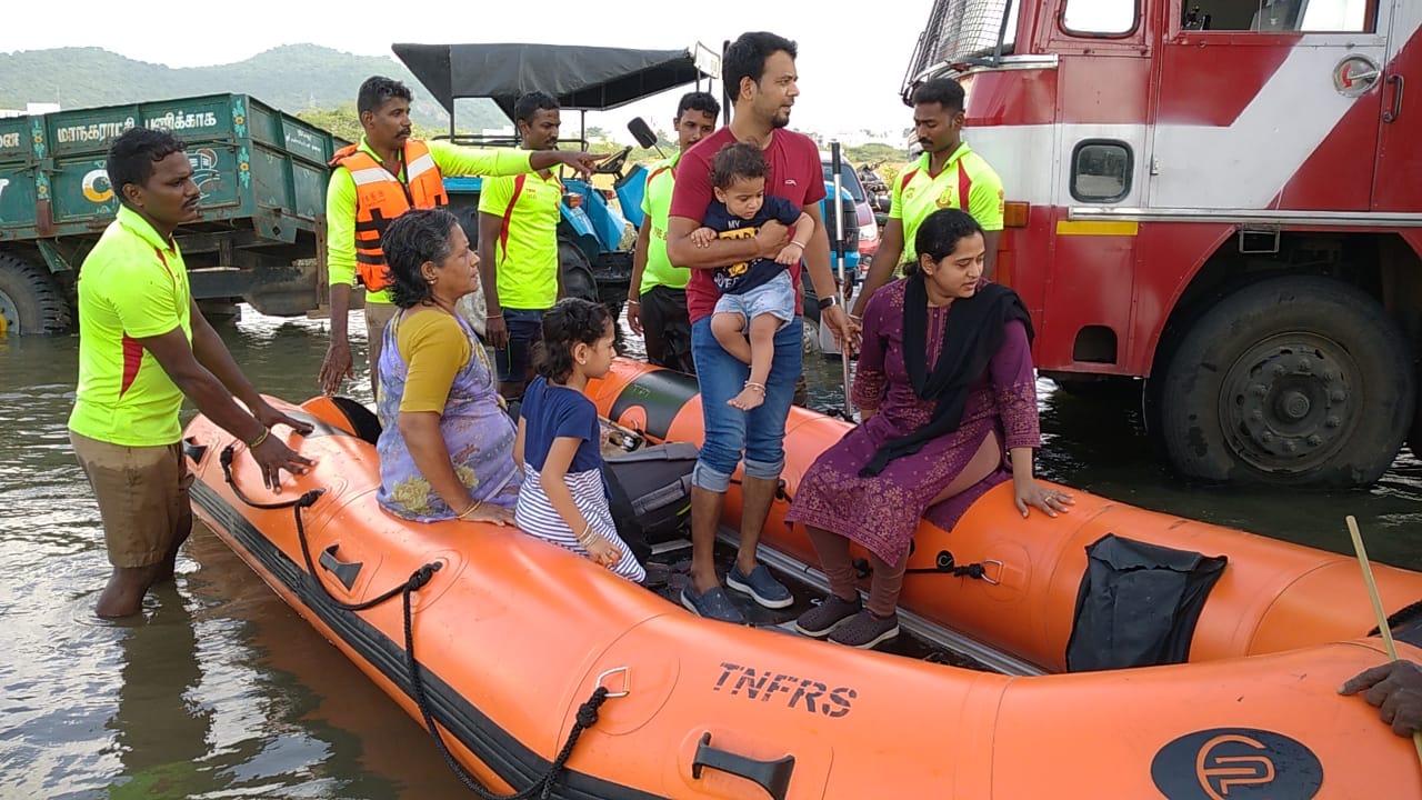 flood affected place  chennai floods  heavy rain in chennai  flood affected area in chennai  rescue team rescued family from flood affected place  வெள்ளத்தில் சிக்கியவர்களை மீட்ட தீயணைப்புத் துறையினர்  சென்னை வெள்ளம்  சென்னை வெள்ள பாதிப்புகள்  மழை வெள்ளத்தால் பாதிக்கப்பட்டவர்கள் மீட்பு முகாம்