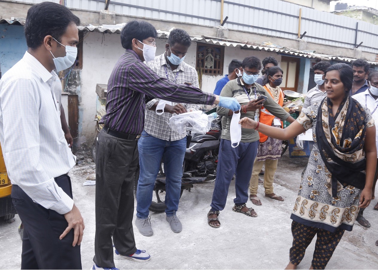 பொதுமக்களுக்கு முகக் கவசங்கள் வழங்கும் கரோனா தடுப்பு சிறப்பு அதிகாரி ராதாகிருஷ்ணன்