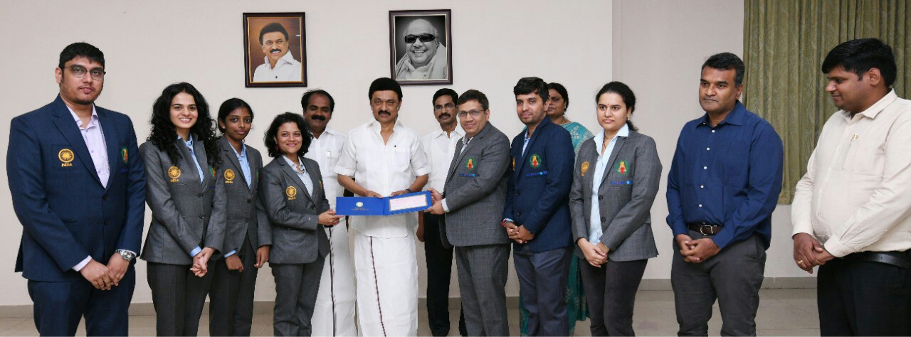 பதக்கம் பெற்ற இந்திய அணிக்கு ரூ. 1 கோடி காசோலை வழங்கும் முதலமைச்சர் ஸ்டாலின், Chess olympiad Indian B Team