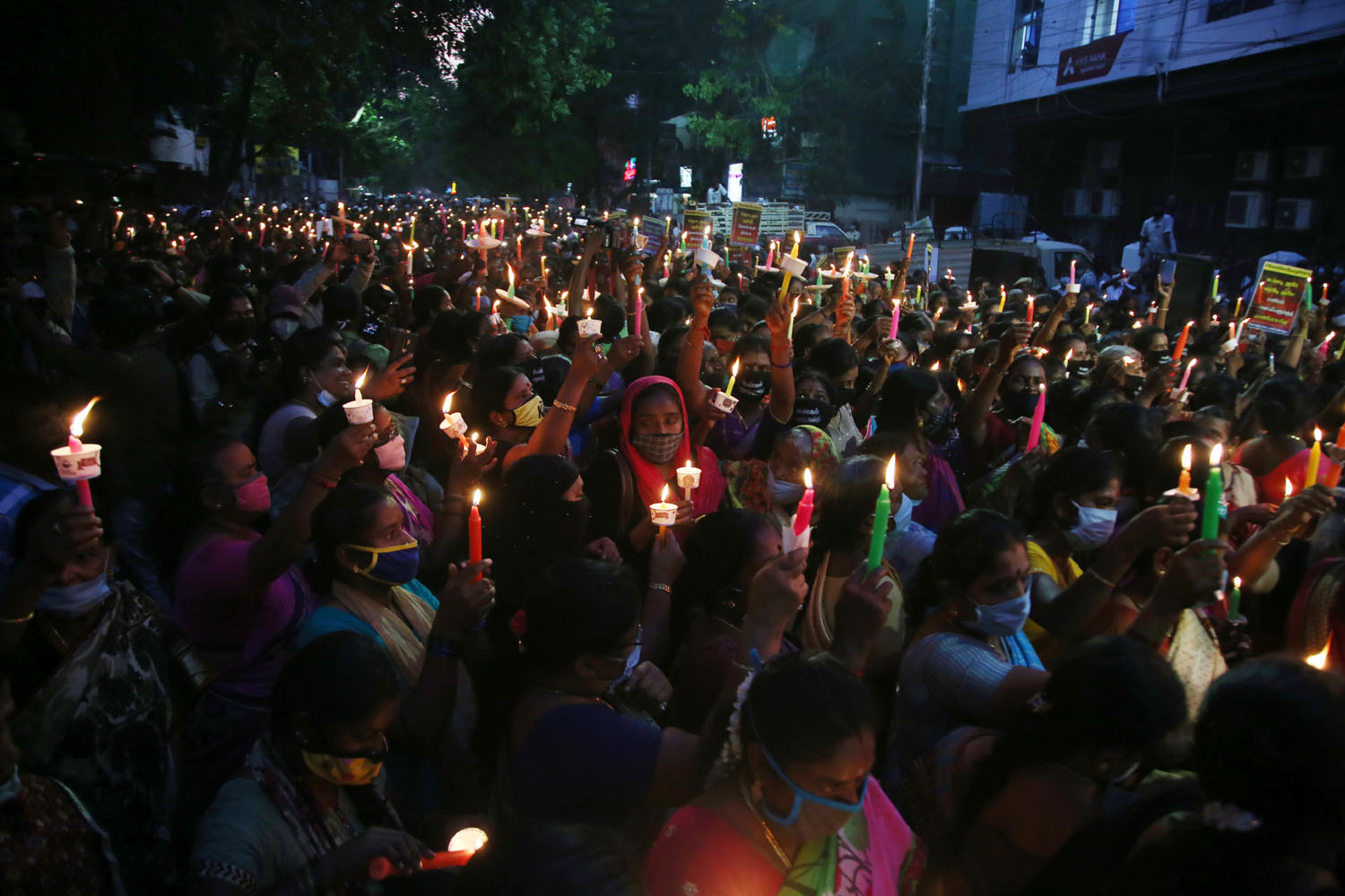 Hathras case  DMK's leader Kanimozhi detained  Kanimozhi to lead candle-light march to Raj Bhavan seeking justice for Hathras victim  Kanimozhi to lead candle-light march  பாஜக ஆட்சியில் பெண்களுக்கு எதிரான குற்றங்கள் அதிகரிப்பு  ஹத்ராஸ் சம்பவம், கனிமொழி பேரணி  திமுக தலைவர் கனிமொழி கைது