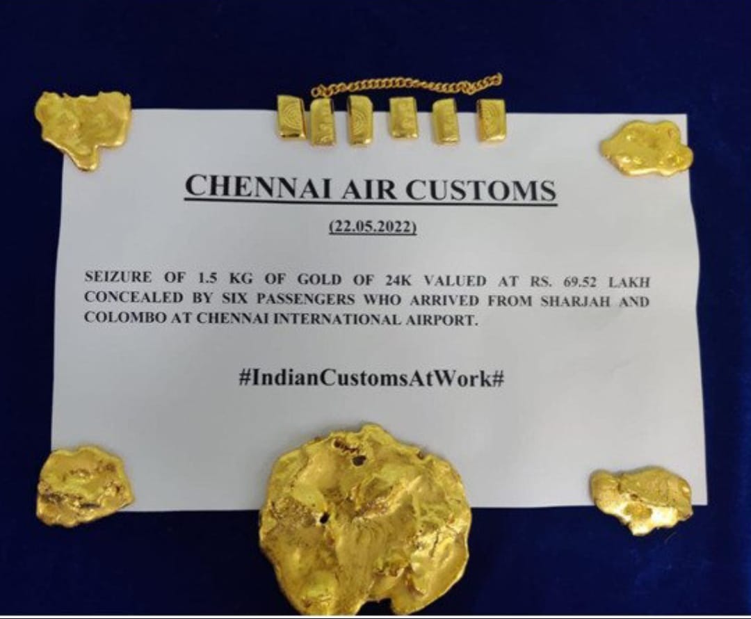 Customs officials arrested gold and money smugglers