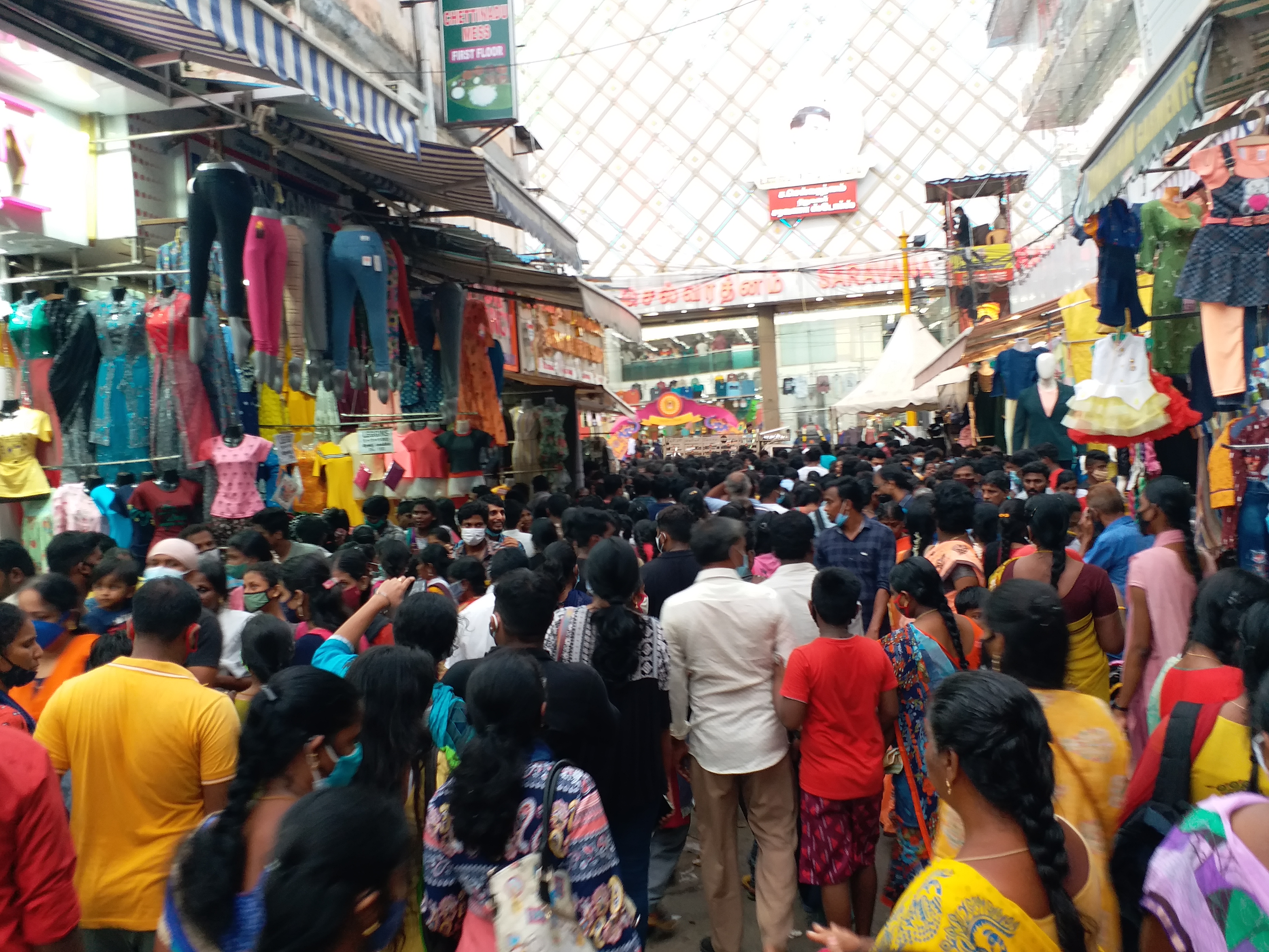 தி நகரில் குவிந்த பொதுமக்கள், Diwali festival purchase, கரோனா விதிமுறைகள், public gathers, crowd in t nagar, chennai t nagar, சென்னை தி நகர், தியாகராய நகர், கரோனா கட்டுப்பாடுகள், தீபாவளி பண்டிகையை முன்னிட்டு